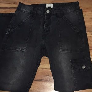 Súper cute military style jeans.